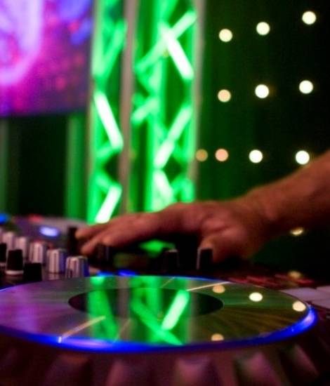 Zo kun je eenvoudig een DJ inhuren voor je feest
