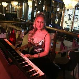 Pianiste zangeres Debora