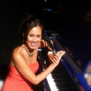 Pianiste zangeres Debora