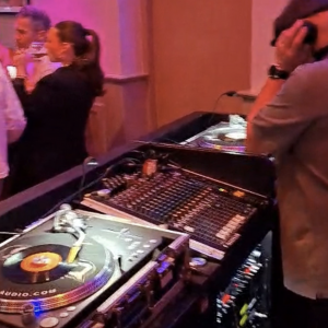Vinyl DJ Ron