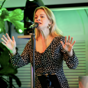 Zangeres Lieke D boeken