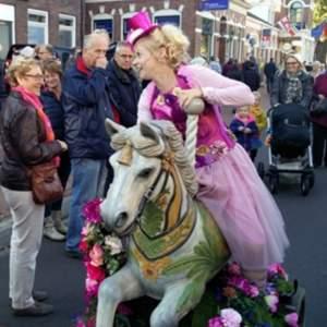 Zangeres op draaimolen paard 