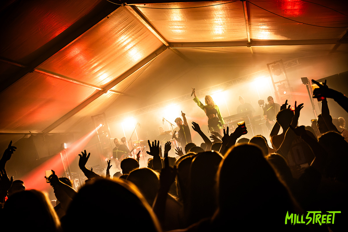 Feest band op festival