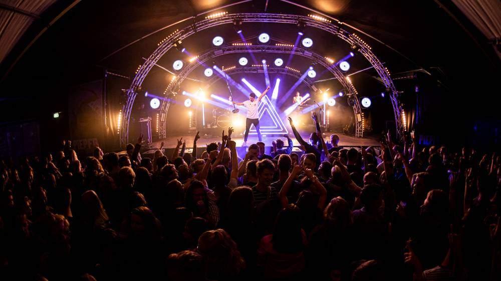 Organiseer personeelsfeest in bedrijfshal